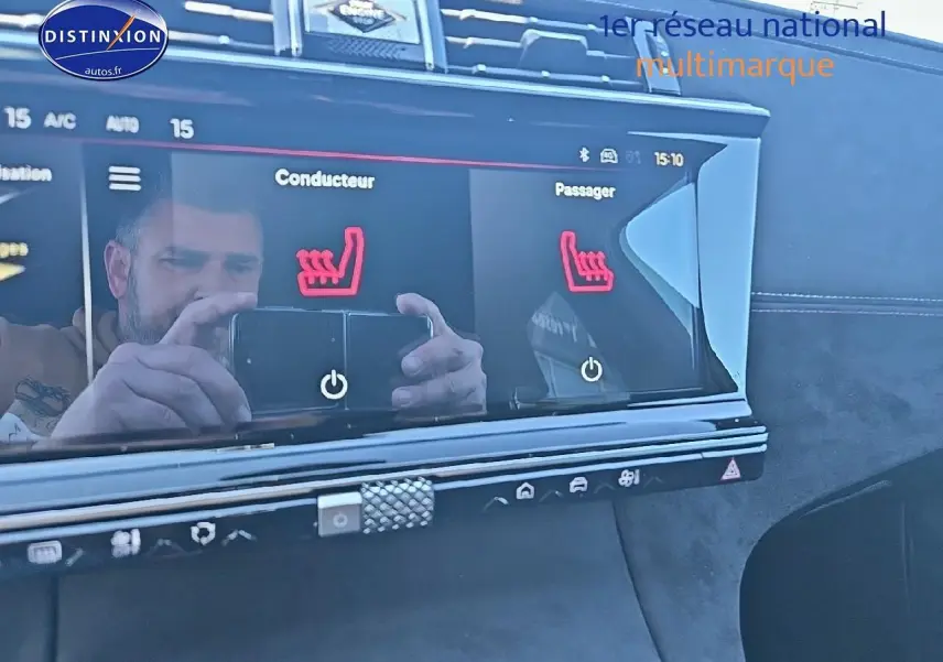 Écran tactile central du DS7 1.5 BlueHDi 130 Pallas montrant les commandes de sièges chauffants conducteur et passager.