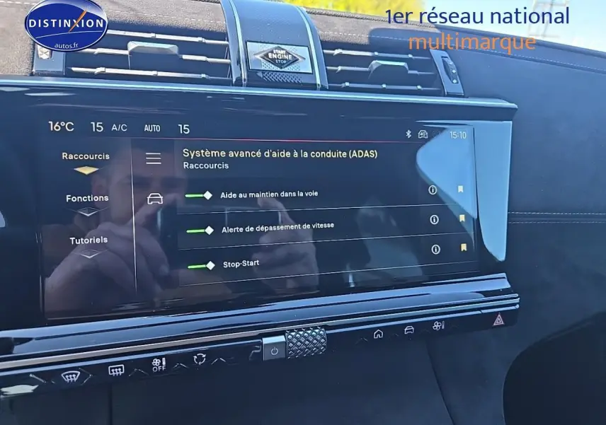 Tableau de bord du DS7 1.5 BlueHDi 130 Pallas 2025, écran tactile affichant l'aide à la conduite, finition Alcantara noir.