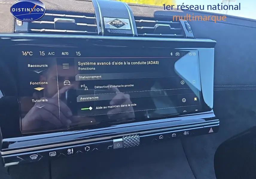 Tableau de bord du DS7 1.5 BlueHDi Pallas 2025 avec écran tactile et finition Alcantara noir profond.