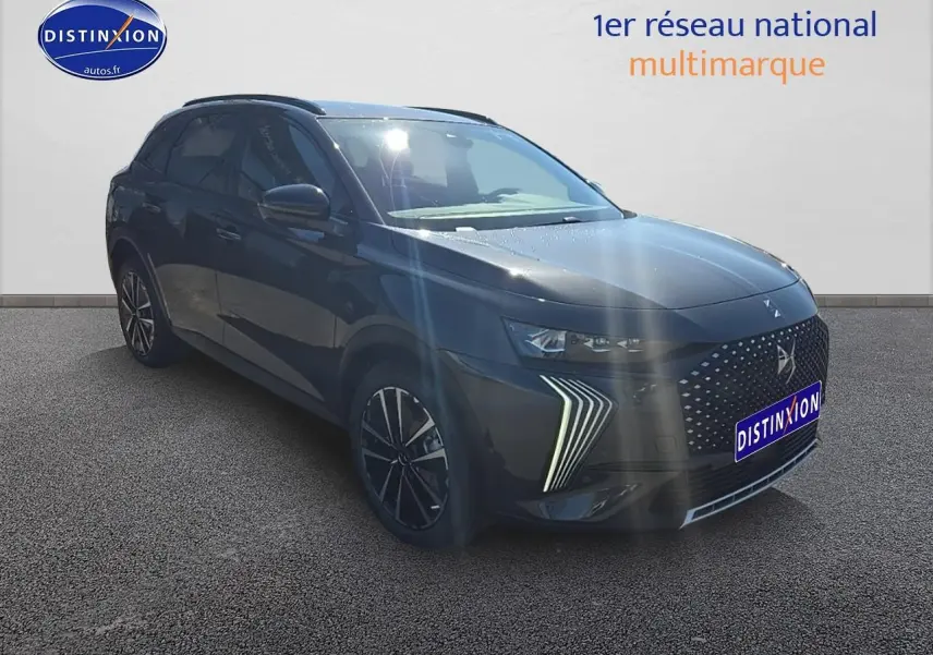 DS7 1.5 BlueHDi 130 Pallas gris titane vu en 3/4 avant droit avec signature lumineuse DS Pixel LED Vision.