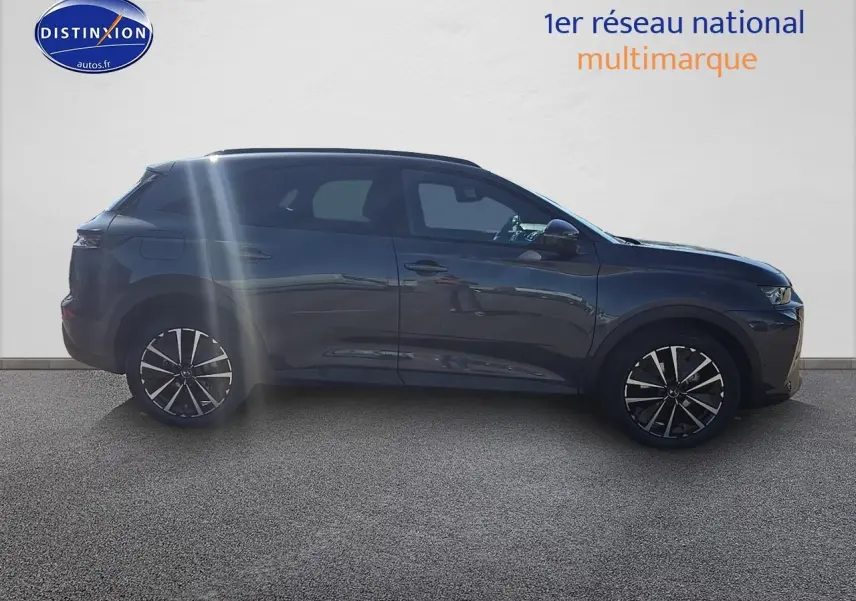 Profil côté gauche du SUV DS7 1.5 BlueHDi 130 Pallas gris titane avec jantes alu 19 pouces Edinburgh.