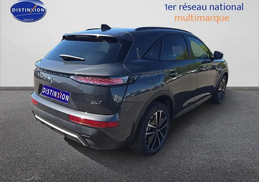Vue 3/4 arrière droite du DS7 1.5 BlueHDi 130 Pallas gris titane avec feux arrière 3D et jantes alu 19 pouces.