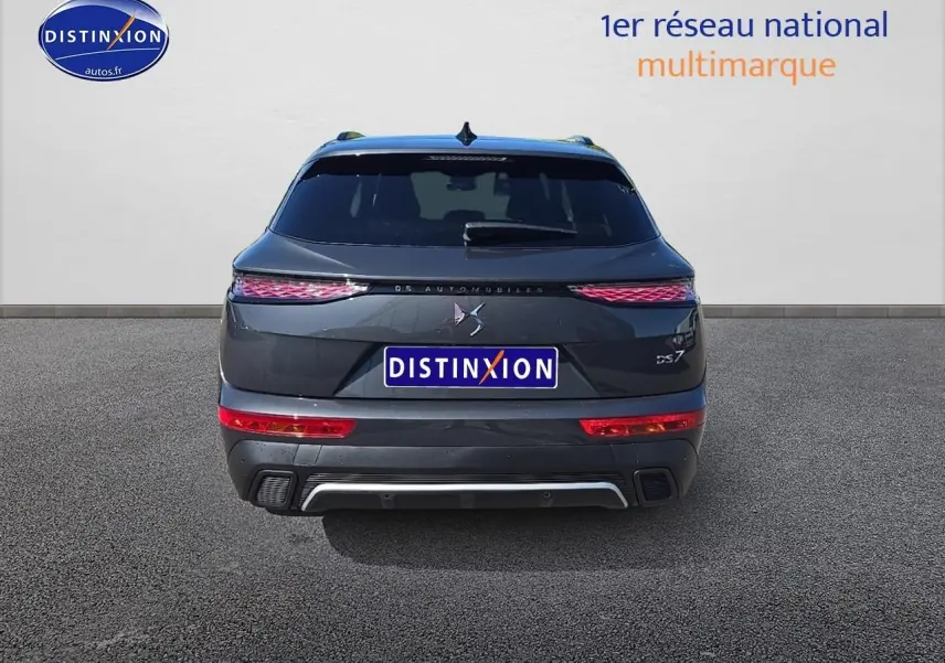 Vue arrière du DS7 gris titane 2025 avec feux arrière 3D et logo DS centré sur le hayon.