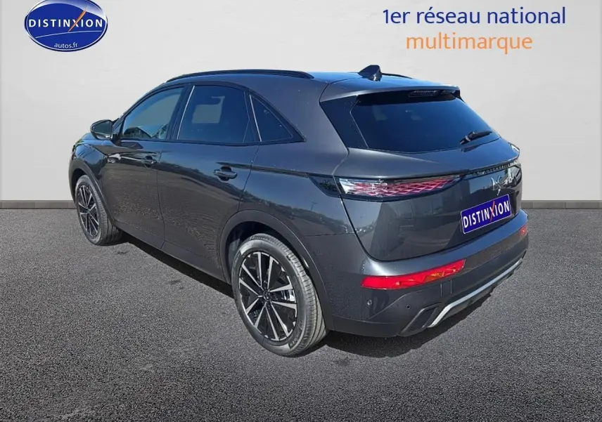 DS7 1.5 BlueHDi 130 Pallas gris titane vu en 3/4 arrière droit avec feux arrière 3D et jantes alu 19 pouces