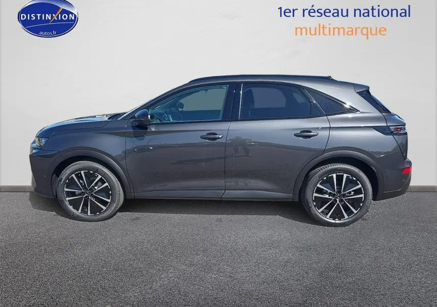 Profil côté gauche du DS7 gris titane 2025 avec jantes alu 19 pouces et vitres arrière surteintées.