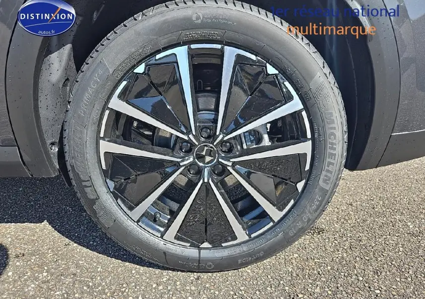 Gros plan sur la jante alu 19 pouces Edinburgh noire et argentée du DS7 gris titane, côté avant droit.