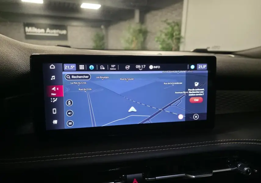 Écran tactile central du tableau de bord de l'Alfa Romeo Tonale 2025 affichant la navigation GPS.