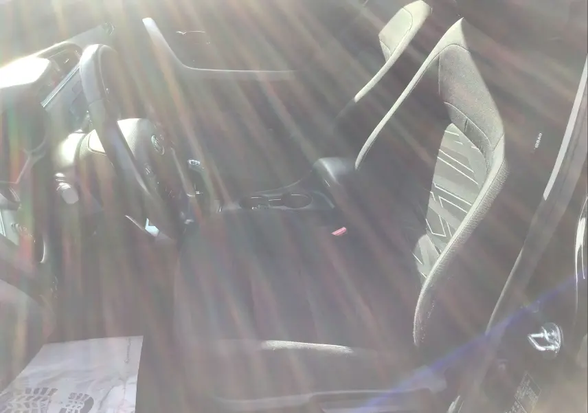 Vue intérieure côté conducteur d'une Kia CEE'D SW noire 2017, mettant en valeur le siège sport et le volant multifonction.