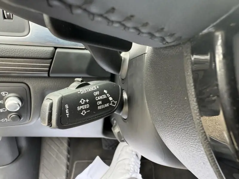 Gros plan sur la commande de régulateur de vitesse dans l'habitacle d'une Audi A7 Sportback blanche de 2018.