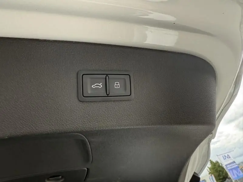 Boutons d'ouverture et de verrouillage du coffre sur la partie intérieure du hayon blanc d'une Audi A7 Sportback 2018.