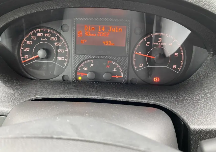 Vue rapprochée du tableau de bord noir de l'Opel Movano Fourgon blanc, affichant vitesse, compte-tours et informations numériques.