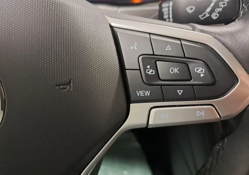 Gros plan sur les commandes multifonctions à droite du volant du Volkswagen Touran 2024, finition Life Plus.