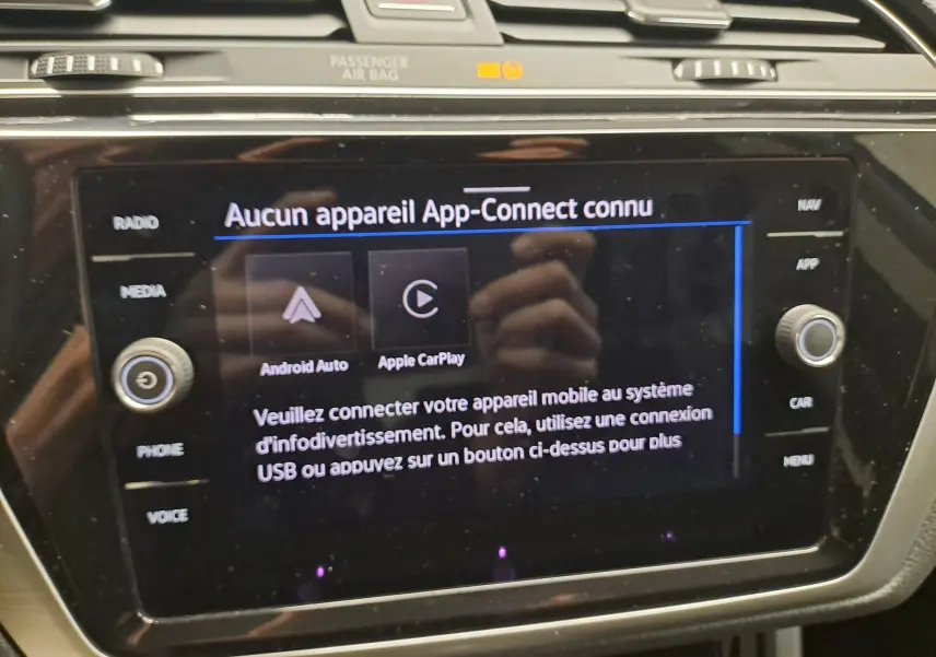Écran tactile central du Volkswagen Touran 2024 affichant l'interface App-Connect sans appareil connecté.