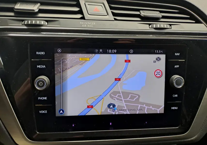 Vue rapprochée de l'écran tactile central du Volkswagen Touran 2024 affichant la navigation GPS en mode jour.