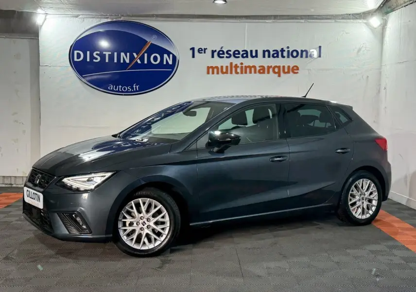 SEAT Ibiza 1.0 TSI 110 FR gris foncé vue de profil côté gauche, jantes alliage et feux LED visibles.