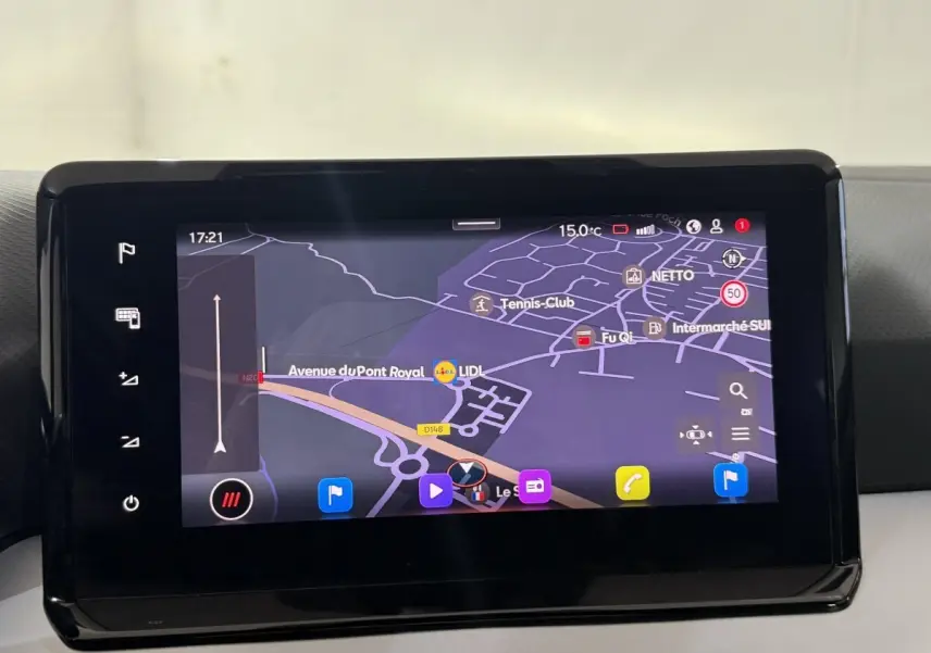 Écran tactile central du système de navigation 3D couleur de la SEAT Ibiza 2024 affichant une carte détaillée.