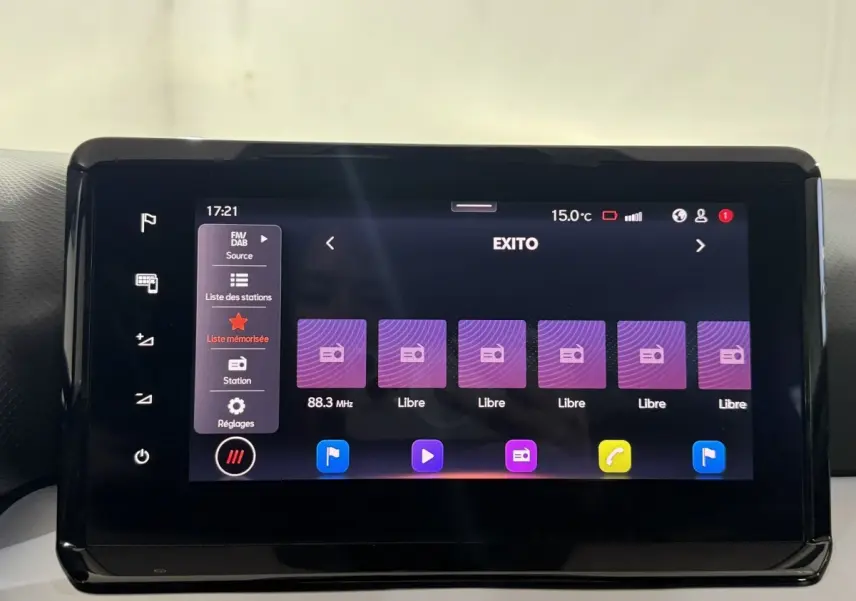 Écran tactile central du tableau de bord de la SEAT Ibiza 2024 affichant la radio FM/DAB en mode liste mémorisée.