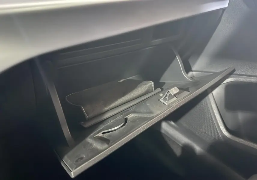 Gant de boîte à gants ouvert côté passager dans l'habitacle sombre d'une SEAT Ibiza gris foncé 2024.