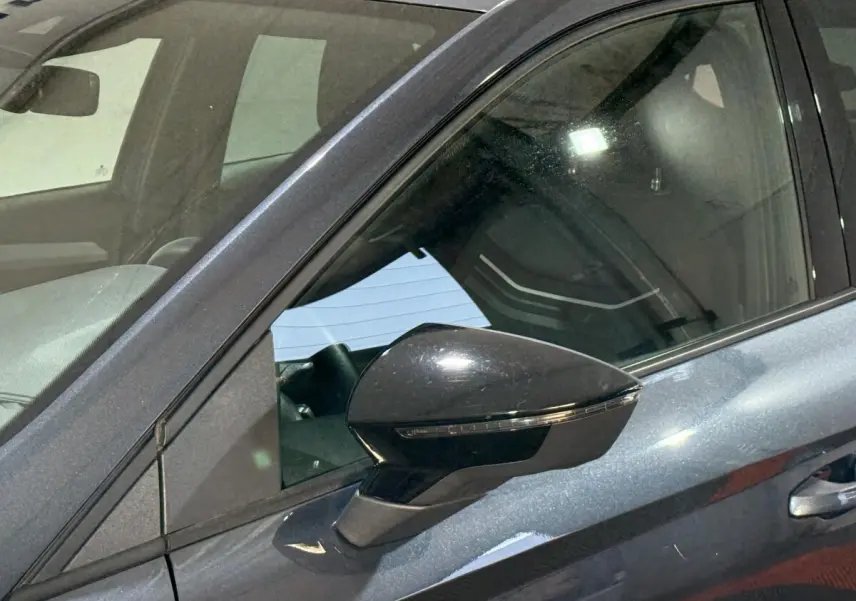 Gros plan sur le rétroviseur droit gris foncé de la SEAT Ibiza 1.0 TSI 110 FR 2024 avec clignotant intégré.