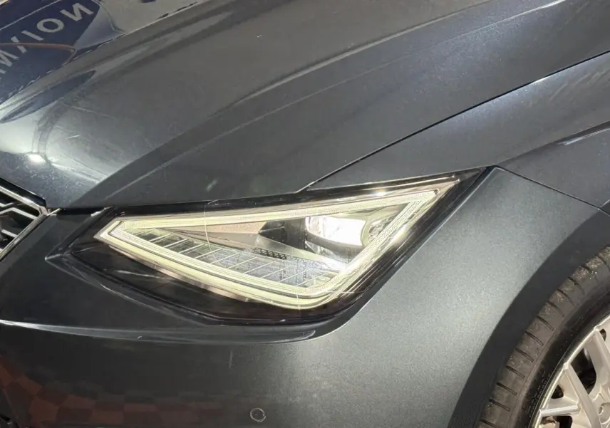 Gros plan sur le phare avant droit LED d'une SEAT Ibiza 2024 gris foncé avec capteur de stationnement visible.