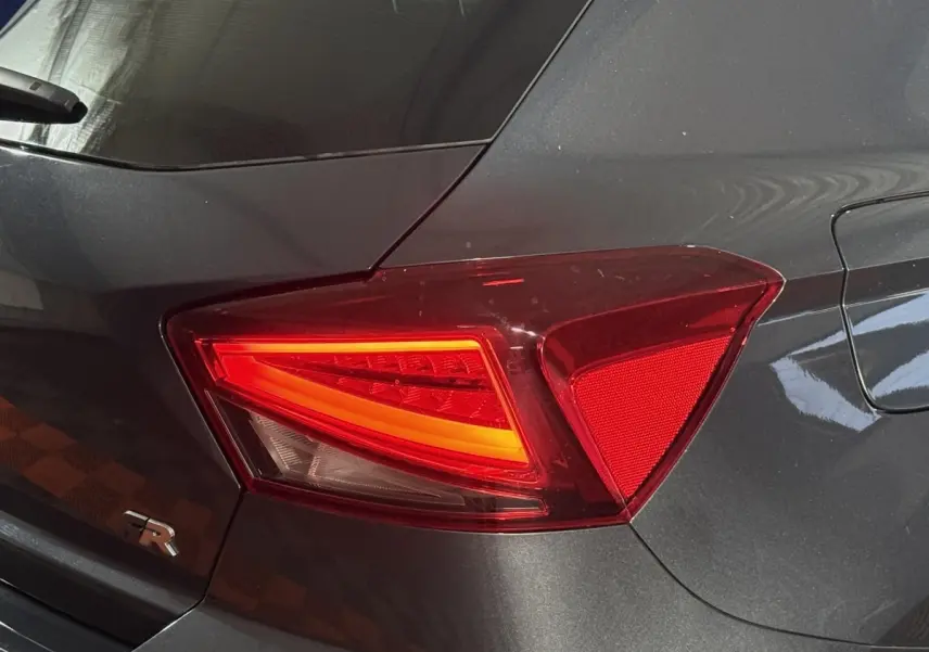 Feu arrière droit allumé sur SEAT Ibiza 1.0 TSI 110 FR gris foncé, avec logo FR visible sur le coffre.