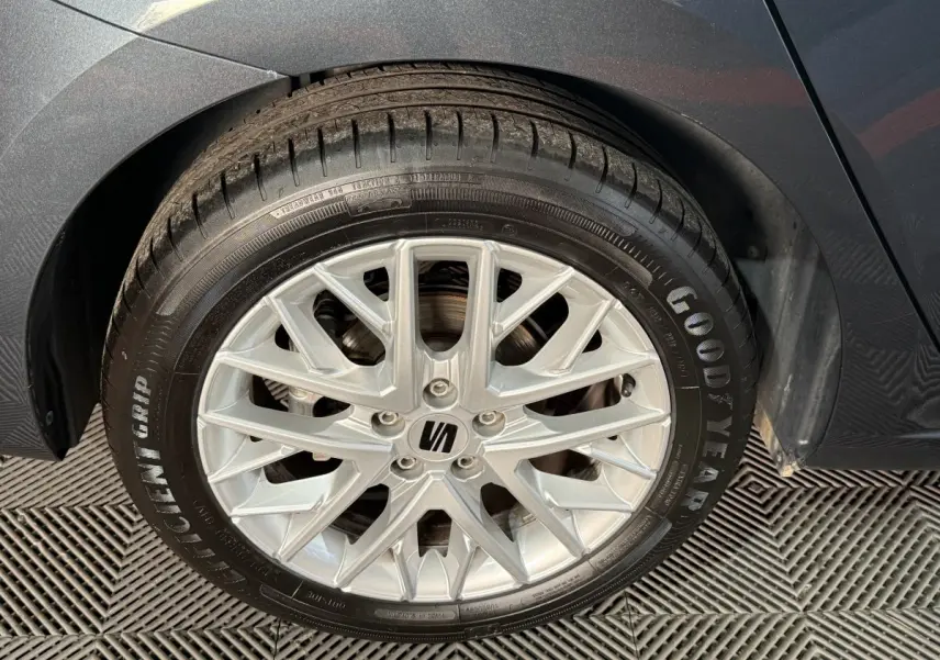 Gros plan sur la roue avant droite d'une SEAT Ibiza gris foncé, avec jante alliage argent et pneu Goodyear.