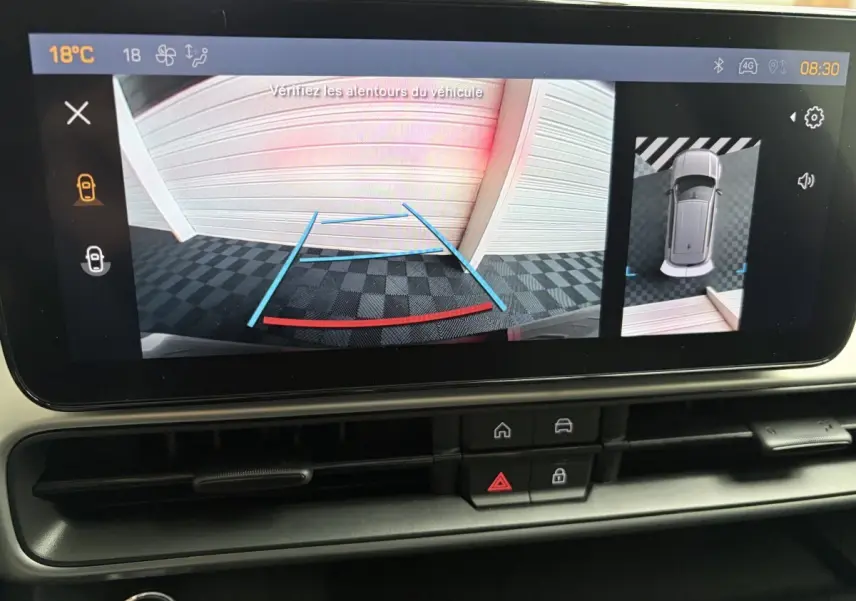 Écran tactile du système d’aide au stationnement du Jeep Avenger noir, vue arrière avec guidage de trajectoire.