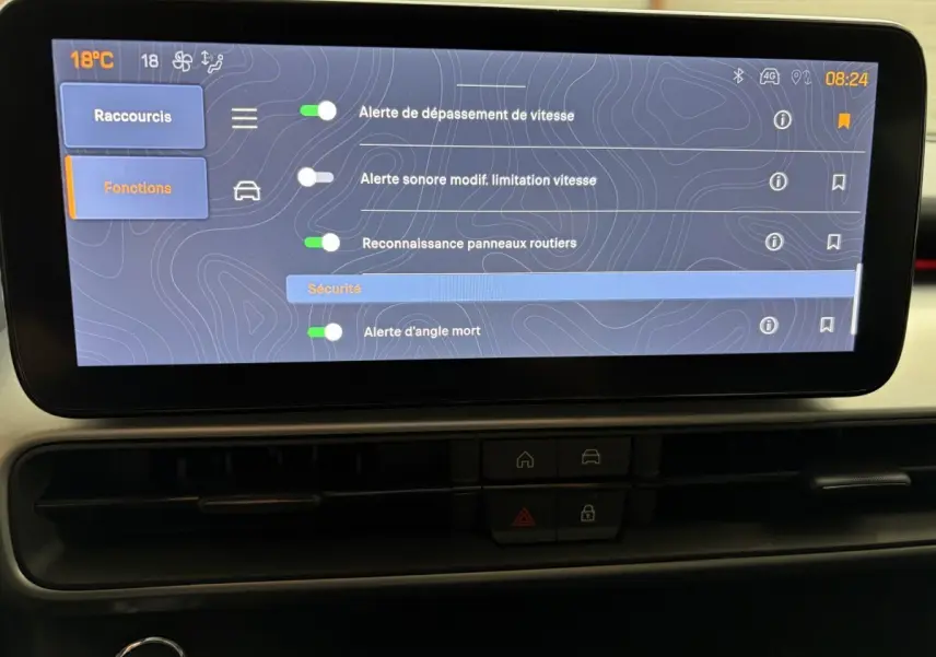 Écran tactile central affichant les réglages de sécurité du Jeep Avenger 2025, vue frontale intérieure.