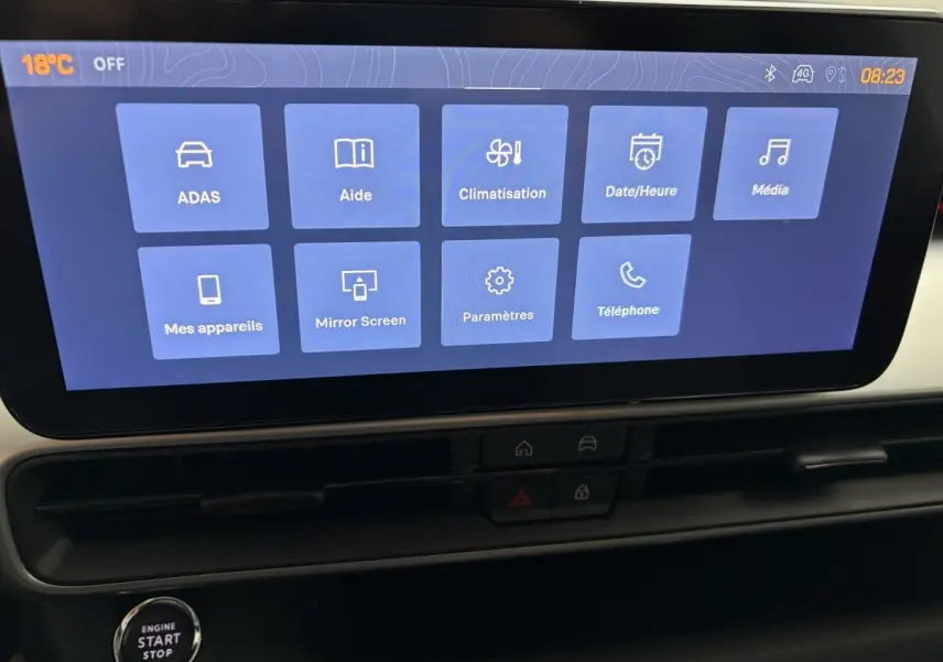Écran tactile central du tableau de bord du Jeep Avenger 2025 affichant les menus de climatisation et médias.