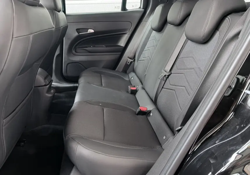Vue côté droit de la banquette arrière noire du Jeep Avenger 2025 avec ceinture et appuie-têtes intégrés.