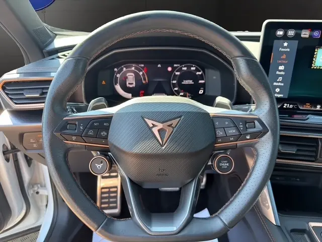 Vue rapprochée du volant cuir noir du CUPRA Formentor blanc 2025, avec bouton démarrage et tableau de bord numérique.