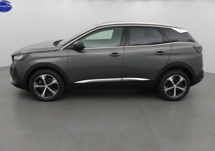 Peugeot 3008 gris platinium métal vu de profil côté gauche, avec jantes bicolores et toit contrasté blanc.