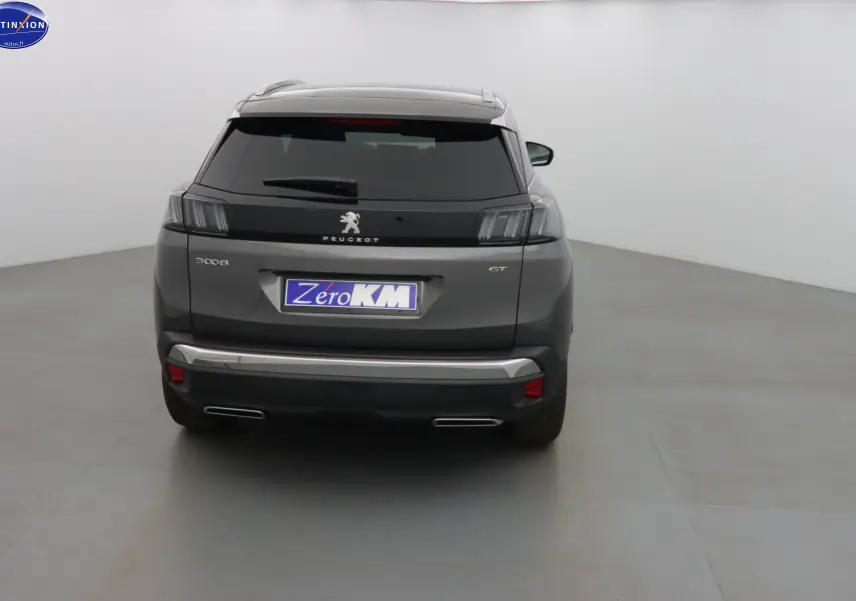 Vue arrière d'un Peugeot 3008 gris platinium métal avec feux arrière à effet tridimensionnel et double sortie d'échappement.