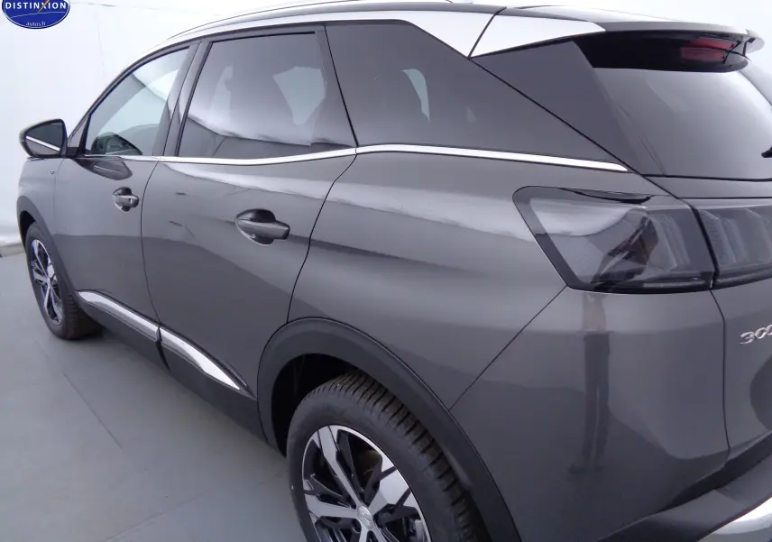 Vue 3/4 arrière droite du Peugeot 3008 gris platinium métal avec jantes bi-ton et vitres teintées.