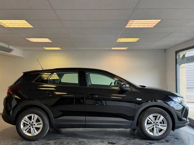 Profil côté gauche d'un Opel Grandland 1.2 Turbo 130ch Design&Tech noir Karbon métallisé en intérieur lumineux
