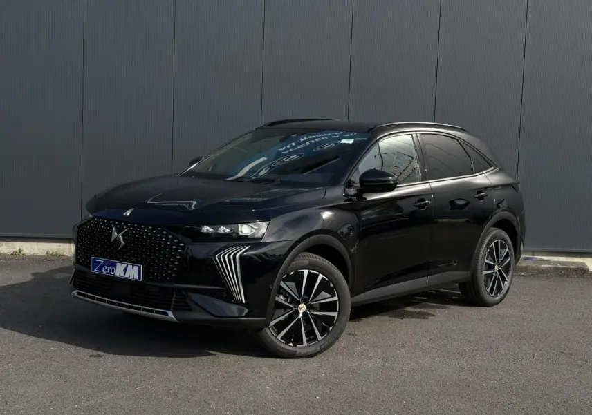 DS7 2025 noir Perla en 3/4 avant droit, avec calandre distinctive et jantes alliage 19'' Edinburgh.