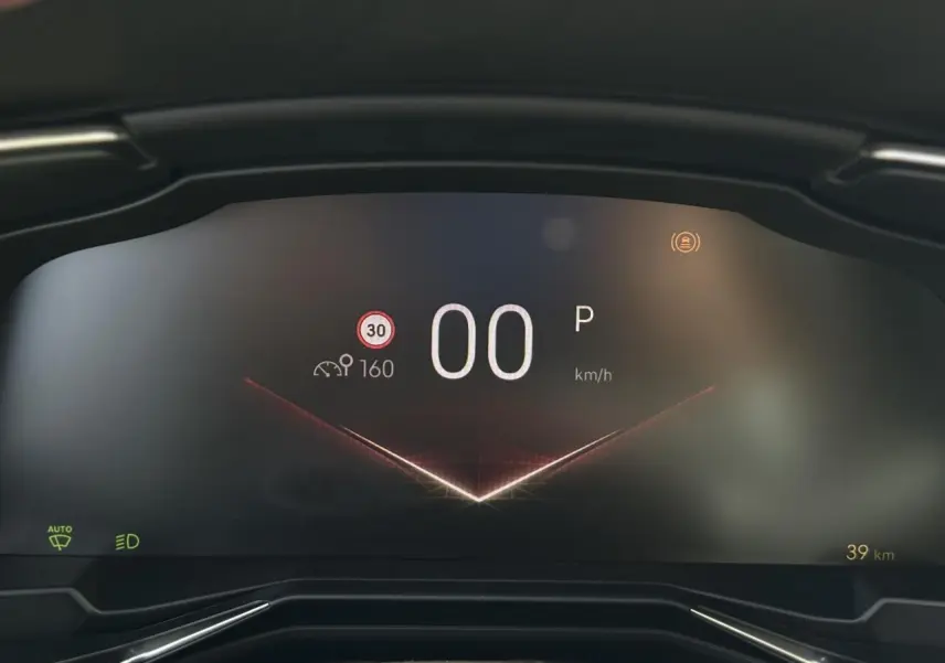Affichage numérique du combiné d'instrumentation du DS7 2025, indiquant 0 km/h et limite à 30 km/h.
