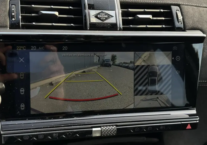 Écran tactile du tableau de bord montrant la caméra de recul et la vue 360° du DS7 noir Perla 2025.