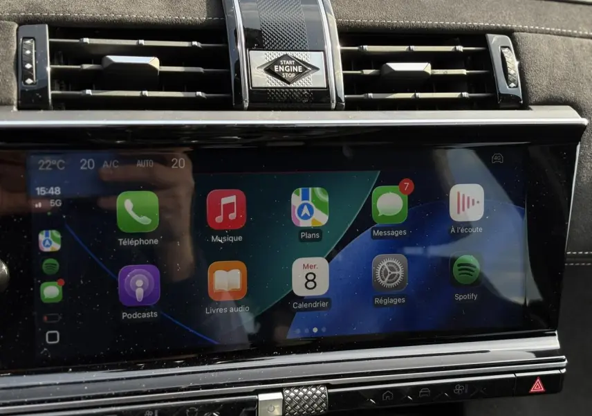 Écran tactile central affichant Apple Car Play dans l'habitacle noir Alcantara du DS7 1.5 BlueHDI 130 EAT8 Edition France.