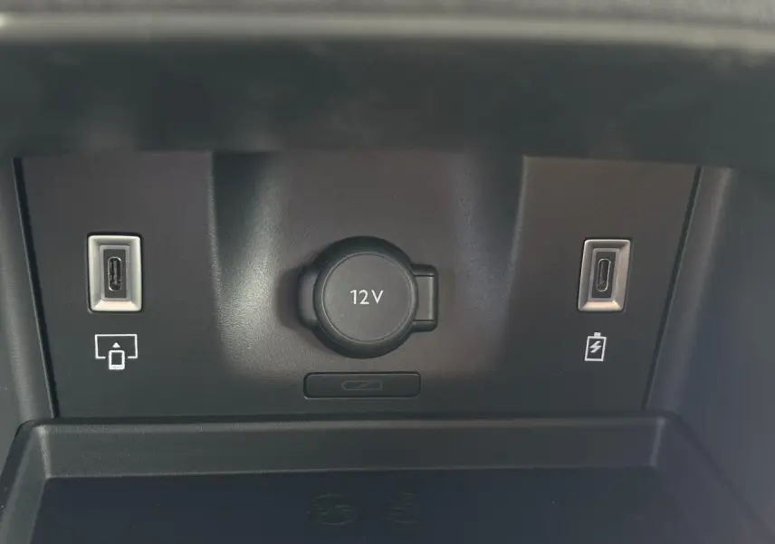 Gros plan sur la console centrale du DS7 2025 noir Perla montrant prises USB-C et prise 12V