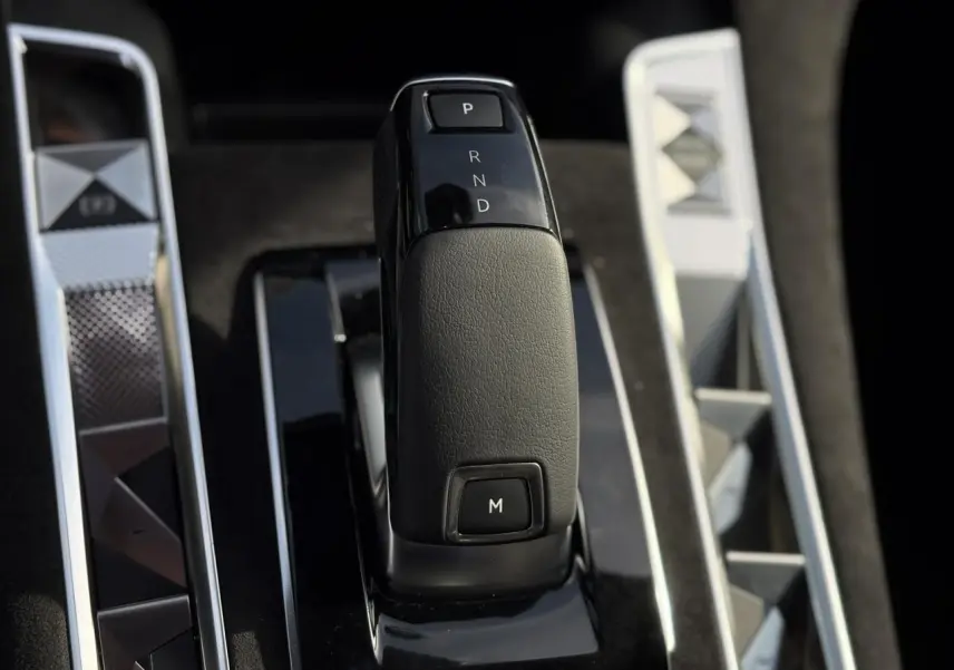 Le levier de vitesses automatique noir en cuir du DS7 2025, vu en gros plan sur la console centrale.