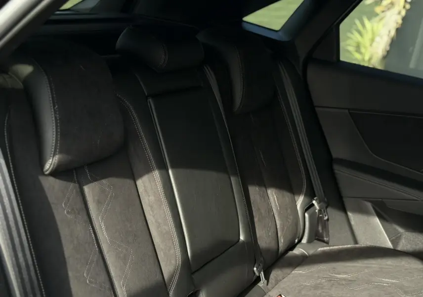 Banquette arrière en Alcantara noir profond avec surpiqûres, vue côté droit du DS7 2025 noir Perla