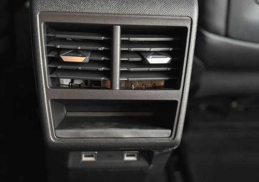 Bouches d'aération arrière et prises USB visibles dans l'habitacle noir du DS7 2025 Edition France.