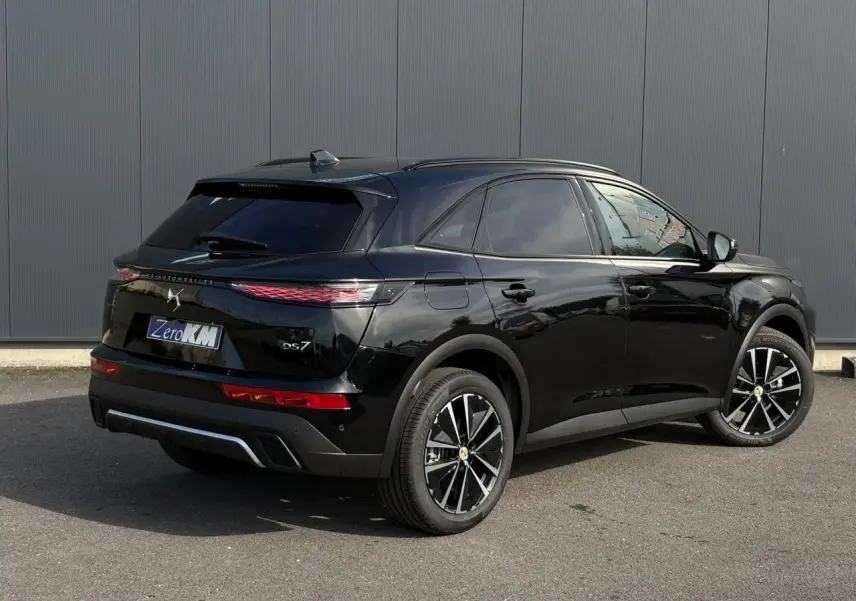 DS7 noir Perla en vue 3/4 arrière droit, avec jantes alliage 19'' Edinburgh et feux arrière 3D à LED.