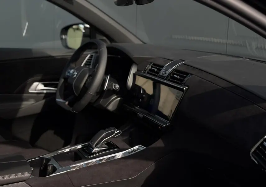 Intérieur noir Alcantara du DS7 2025 vu côté conducteur, avec volant cuir et écran tactile central large.