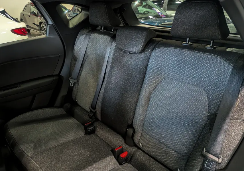 Vue intérieure sur les sièges arrière en tissu gris du Renault Captur Mild Hybrid 160 CH EDC TECHNO 2025.