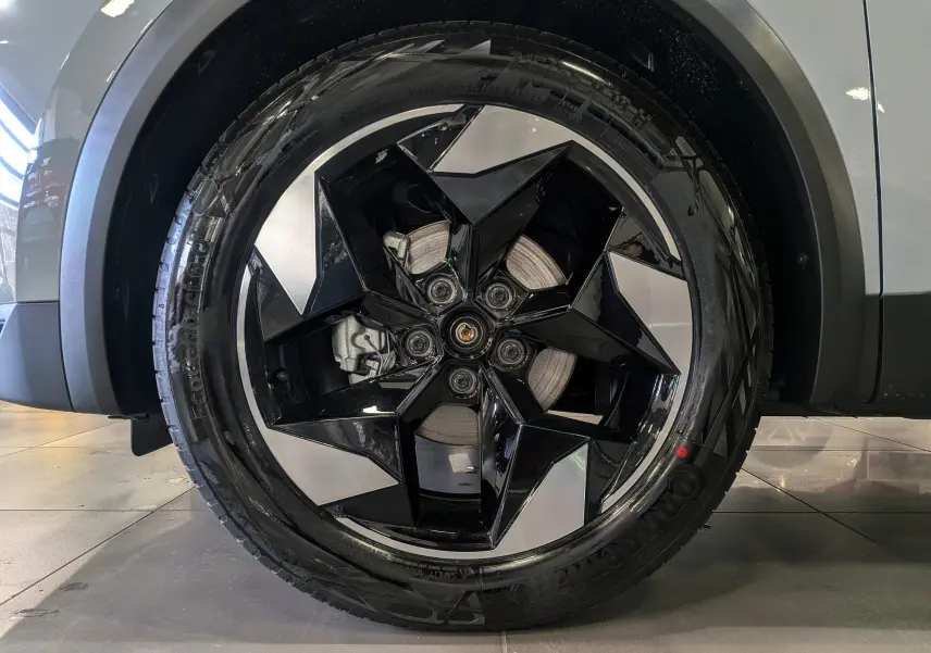 Gros plan sur la roue avant droite du Renault Captur 2025 gris Rafale, jante alliage biton noire et argentée.