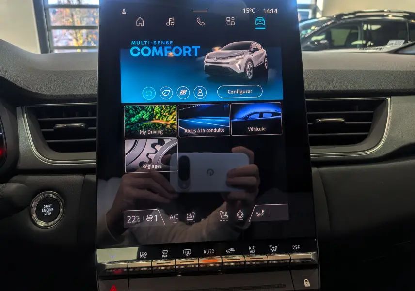 Écran tactile central du Renault Captur 2025 affichant le mode confort et les réglages de conduite et climatisation.