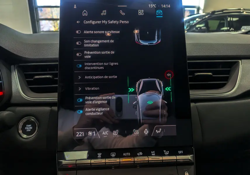 Écran tactile central du Renault Captur 2025 affichant les réglages d’aide à la conduite dans un intérieur sombre.