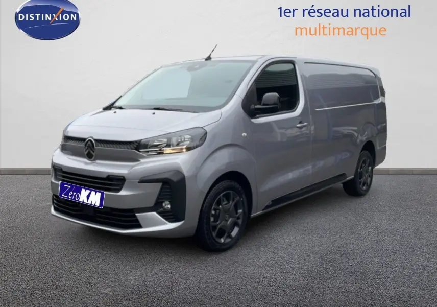 Citroën Jumpy Van Long gris Artense métal, vue 3/4 avant droit avec calandre noire et jantes foncées.